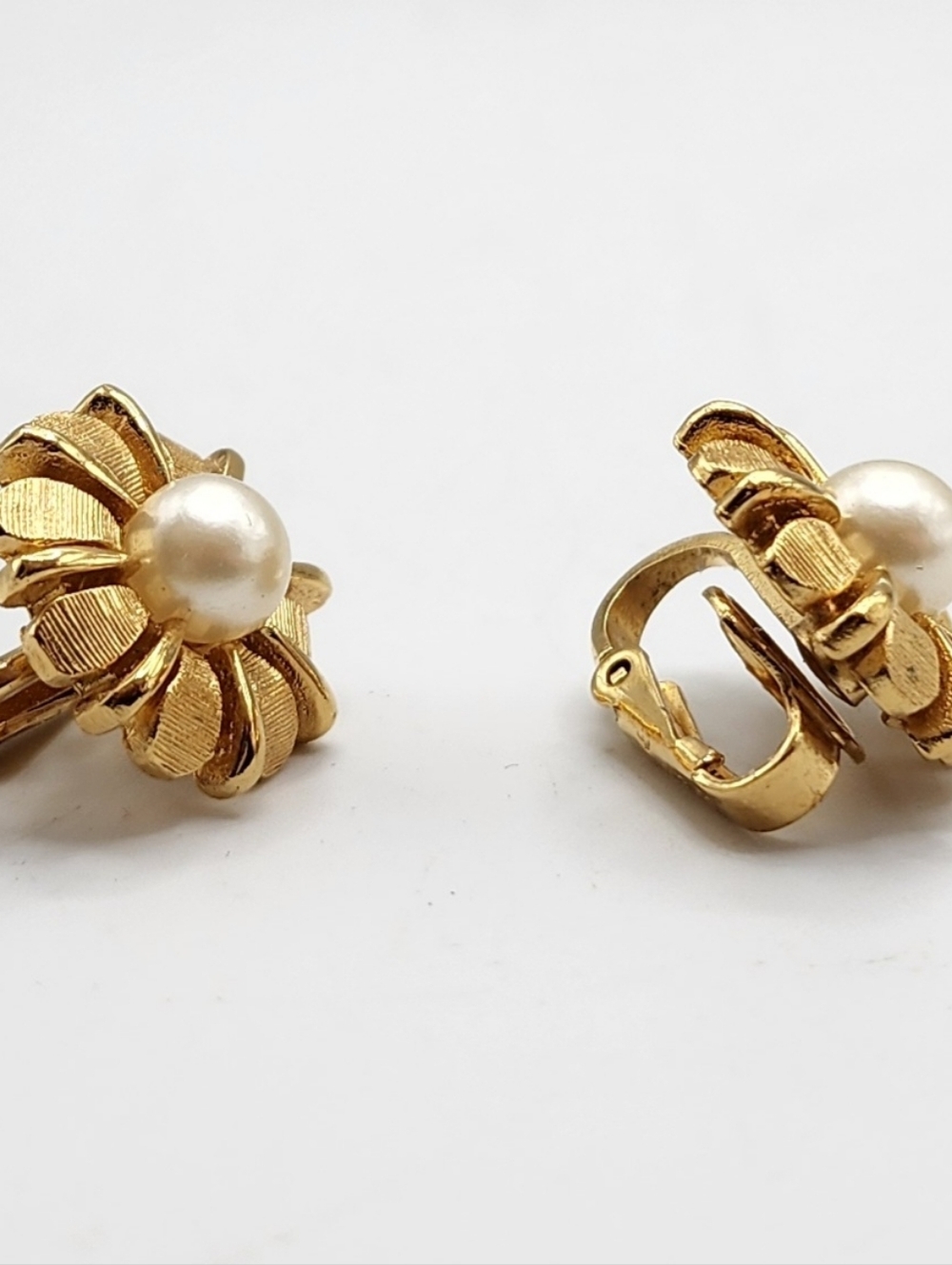 Crown TRIFARI goldtone flower & faux pearl center clip-on earrings - Picture 7 of 7